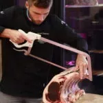 Formation boucherie : boucher coupant une côte lors d’une reconversion professionnelle
